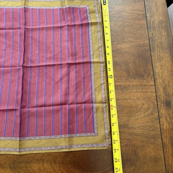 Albert Nipon Geometric Pattern with. Order design Vintage 20-1/2 x 21” Scarf - Picture 5 of 7